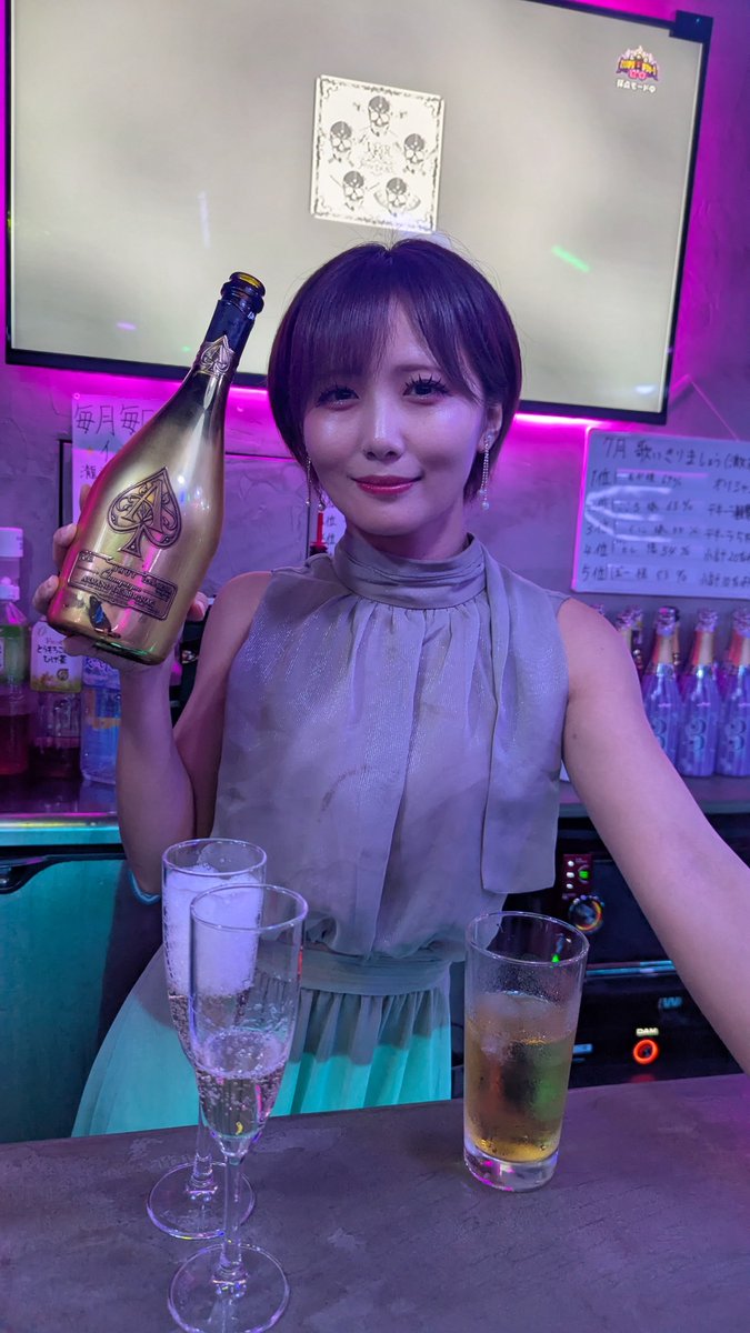 blackblackrx's tweet photo. 赤射の推しであります 密月ほのかさんが本日誕生日なので、ママとして勤めてらっしゃる上野のBAR AHONE1800へ！
日付変わった瞬間にシャンパンを開けていただきました！！
今年も無事推しの誕生日祝えました！
ほのかさん改めましてお誕生日おめでとうございます🍾🎂

#密月ほのか 
#AHONE https://t.co/K26IzcJAzD