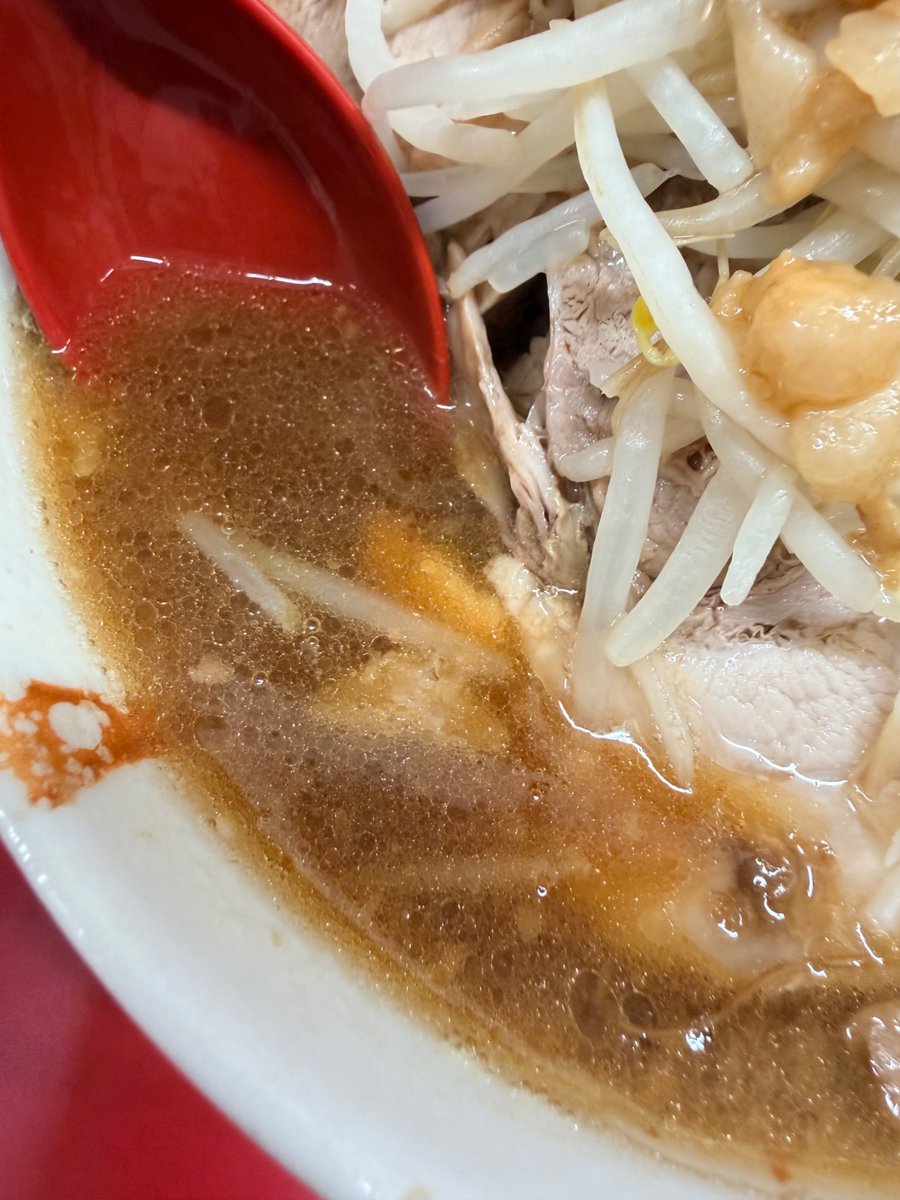 SAK_SAK_SAKUMA's tweet photo. ラーメン二郎 一橋学園店！！！

今日行ってきました！！
まさに『実直な美味さ！！！！！！』
この言葉に限るぐらいのドストレート！！
美味すぎました！！！！！
午後の開店前に並んですぐなんで乳化スープもまださっぱり楽しめました！

コールはニンニク、ヤサイ、アブラ https://t.co/p6Som992f1