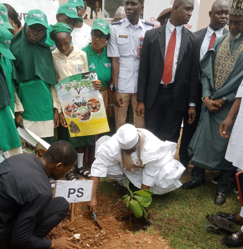 Ayodele_Abu's tweet photo. Tree planting campaign with Minister of Environment and students. 
A call to climate action. @FAOForestry @UNFCCC https://t.co/2V8vN11xl6