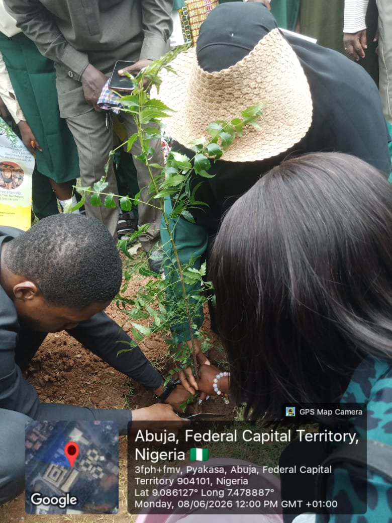 Ayodele_Abu's tweet photo. Tree planting campaign with Minister of Environment and students. 
A call to climate action. @FAOForestry @UNFCCC https://t.co/2V8vN11xl6