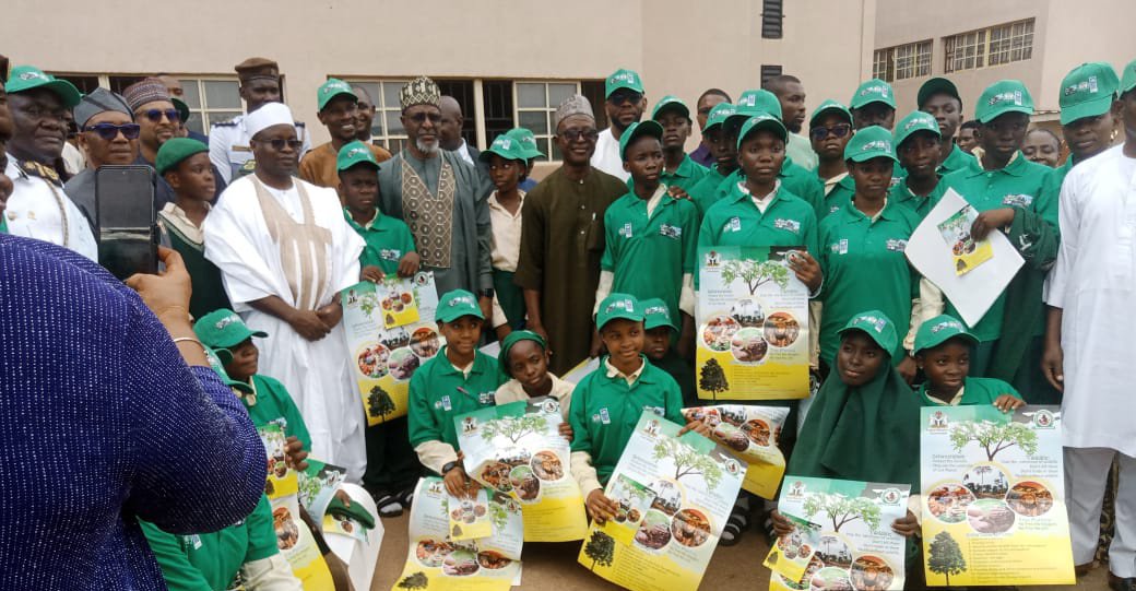 Ayodele_Abu's tweet photo. Tree planting campaign with Minister of Environment and students. 
A call to climate action. @FAOForestry @UNFCCC https://t.co/2V8vN11xl6