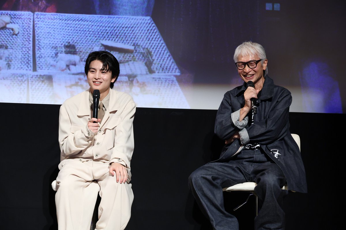 mezamashimedia's tweet photo. FOD『ペンション・恋は桃色season4』の完成披露試写会イベントが開催され、リリー・フランキーさん、斎藤工さん、柏木悠さん、高木完さんが登壇！

https://t.co/BdauQ4xoy5

「自分としても一皮むけた」と明かす柏木さんの“ぶっつけ本番演技”を、リリーさんが「コメディセンスもある」と絶賛

リリーさんは「season5ができますよう、皆さん見守っていてください」と猛アピール！？

@pensionkoimomo