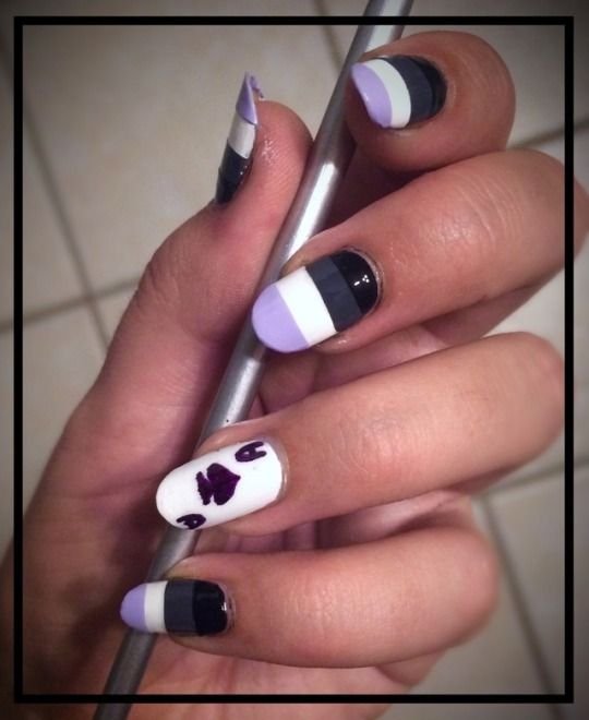 AsexualsNet's tweet photo. QUICK. Pick your set!๐๐ค
#asexuality #asexualpride https://t.co/LF7vSsbckK