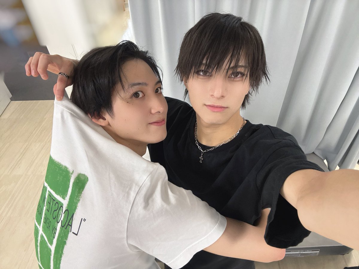 takeuchiyudai's tweet photo. ミュージカル『テニスの王子様』4thシーズン 全国大会 青学vs立海 
マチソワありがとー
最近いろんな人の写真で暴れてるしせくんを捕まえました。
#テニミュ https://t.co/QbmglFHezl