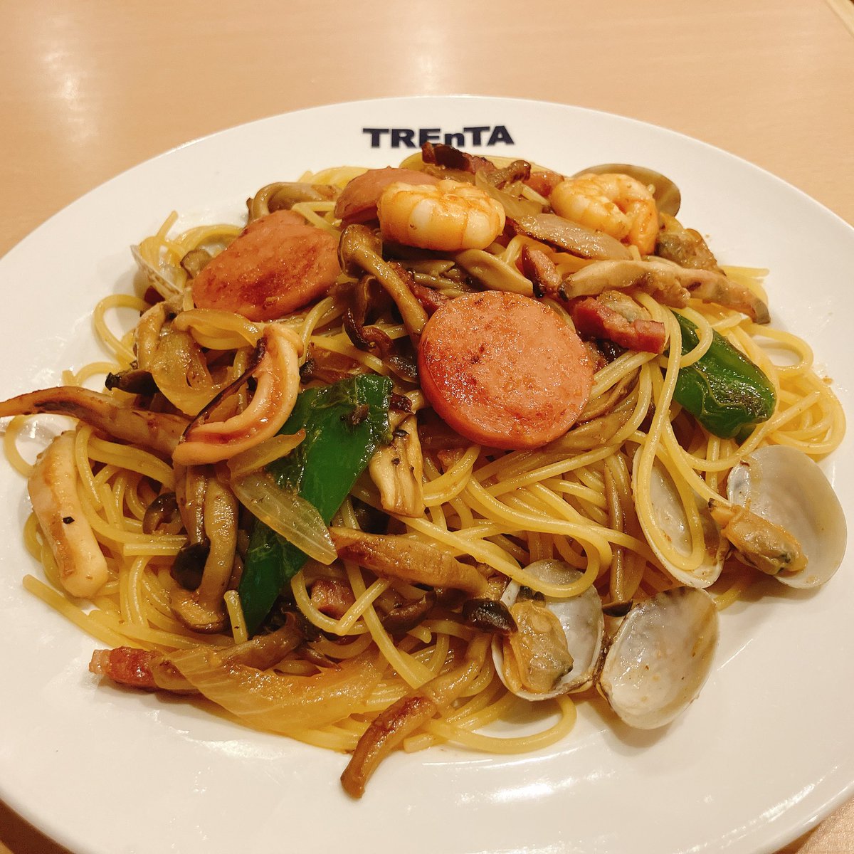 LipT24's tweet photo. スパゲッティTREnTA(トレンタ)
ウニとたらこのパスタ(期間限定)クーポンで大盛りと友達の何かのパスタ(名前忘れた)とミックスサラダ
昔はウニとたらこのパスタが通常メニューにあったのに、今は期間限定になってしまった😭
サラダのトレンタドレッシングもとてもおいしい(*´～｀*)ŧ‹"ŧ‹"ŧ‹" https://t.co/WTulSLOri4