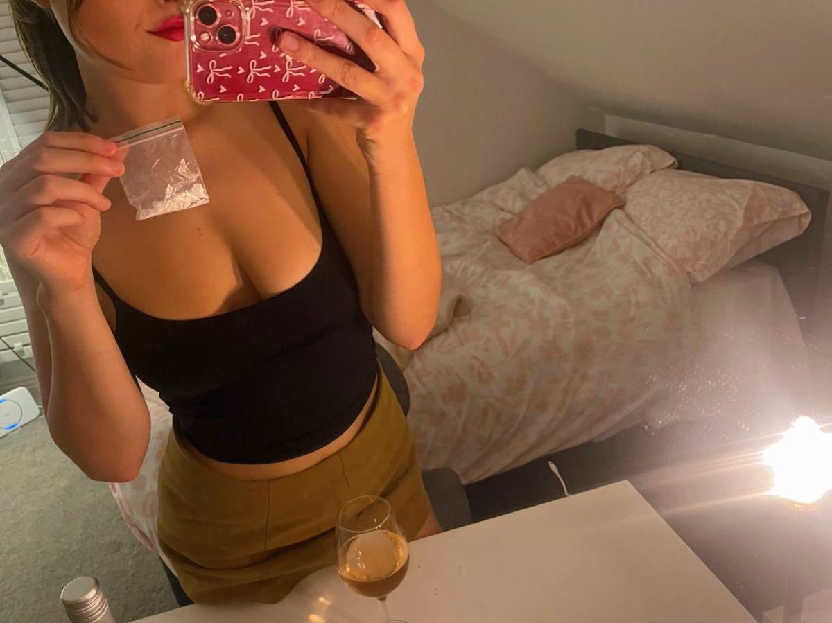 mandy_066's tweet photo. coke turns me into a slutty..who wanna do lines with me?? #drugtwt #coketwt https://t.co/PUEx5xWfTu