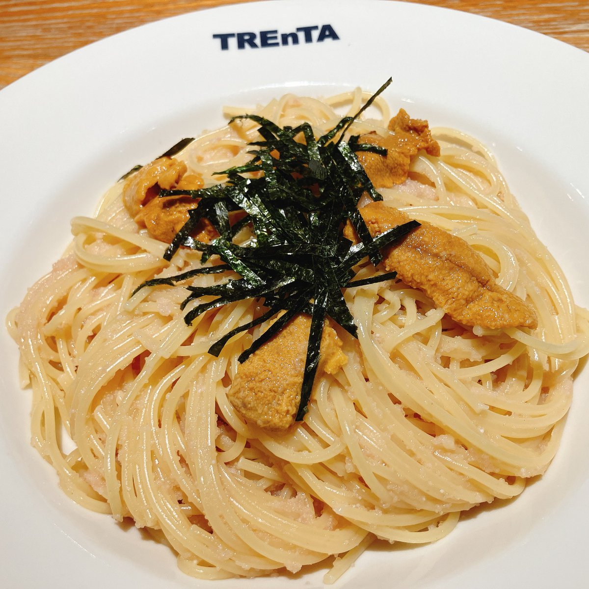 LipT24's tweet photo. スパゲッティTREnTA(トレンタ)
ウニとたらこのパスタ(期間限定)クーポンで大盛りと友達の何かのパスタ(名前忘れた)とミックスサラダ
昔はウニとたらこのパスタが通常メニューにあったのに、今は期間限定になってしまった😭
サラダのトレンタドレッシングもとてもおいしい(*´～｀*)ŧ‹"ŧ‹"ŧ‹" https://t.co/WTulSLOri4