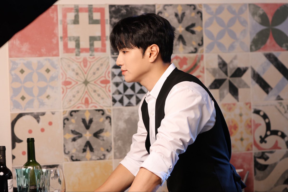 kotaewoon_'s tweet photo. “ 사랑은 한잔으로 시작됐다 ”☕️🍷

뮤지컬 <카페인>

2026.08.20 - 10.25
🎭대학로 더굿씨어터

저의 첫 뮤지컬 데뷔 작품 <카페인> 
많이 보러 와주세요!😊 https://t.co/ASy44U0U2z