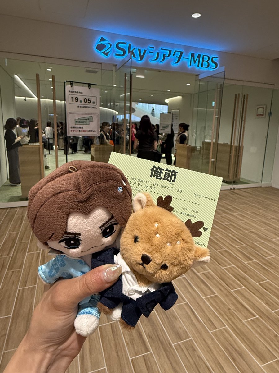 a08_13ya's tweet photo. 私の俺節終わってしまった😭💙
毎回最高を更新してきて、、昨日の席、舞台からの目線高さ同じどセンターだったから、俺節歌ってる時ずっと見つめあってる気分だった笑 https://t.co/iLJS5md7NU