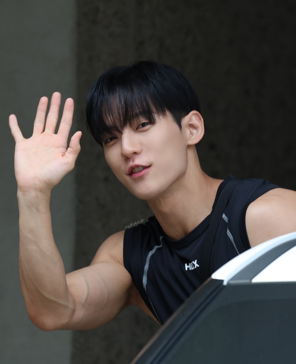fly6314's tweet photo. 260725 프롬이민혁 팬사인회 퇴근길

🫪

🐶잘생김..

#이민혁 #leeminhyuk #huta #허타 #btob https://t.co/83RmzJsfQZ