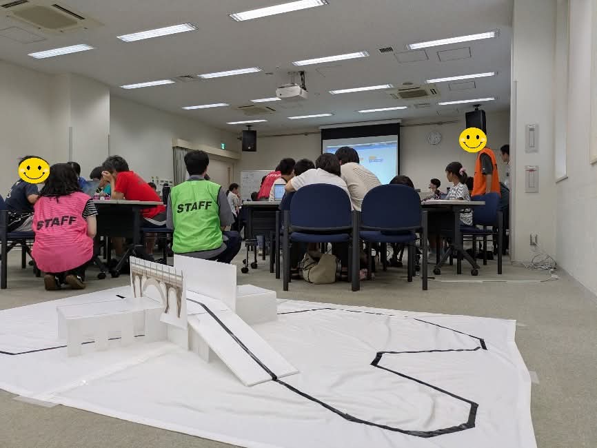 Inagilib's tweet photo. 【mBotを使ったプログラミング教室】#中央図書館
本日は初級編
稲城市内のIT企業 #株式会社KSK 様に開いていただきました
若手社員の皆さんの手厚いフォローの元、試行錯誤が形となる素敵な場となりました

受付は夏!体験ボランティアの小学生が立派に勤めてくれました。ありがとうございます! https://t.co/3tRLmLRr2C