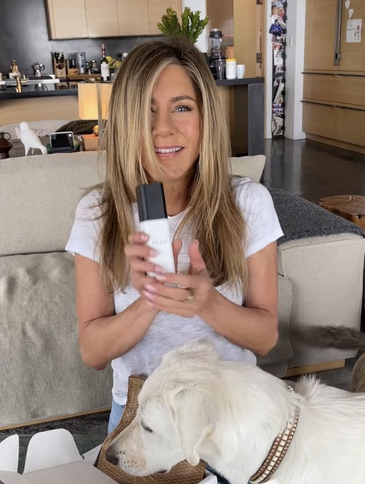 JennAnistonn22's tweet photo. No filters, no fuss... just gratitude for the little moments that make life beautiful. ✨
#jenniferaniston https://t.co/yPbQiZYSzc