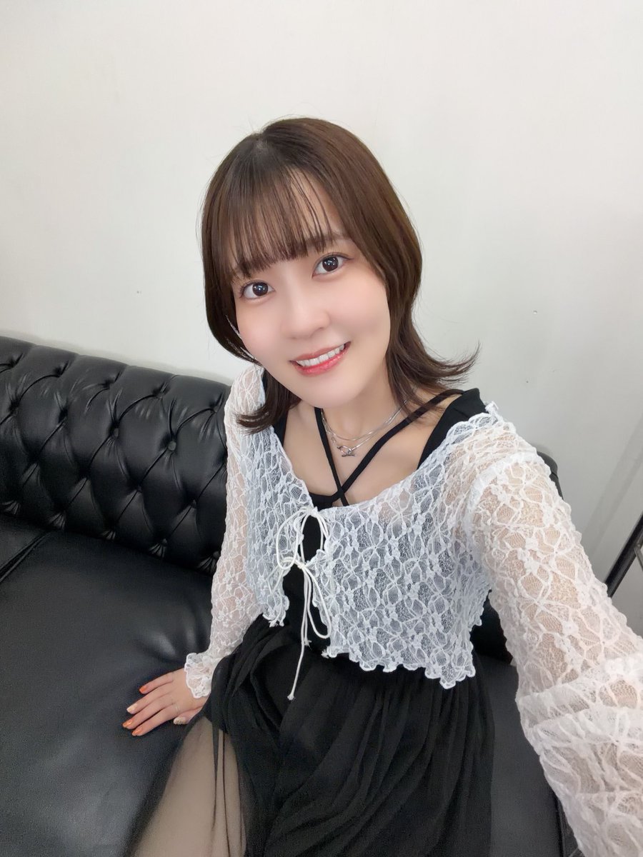 ayaka_M37's tweet photo. 本日は #オフレコ にご来場いただいた皆様ありがとうございました！！

昼も夜もかなり身を削りましたがとても楽しい思い出ができました🥰
終わった後も結構お話しできる時間があって嬉しかったです♪
今日のことはヒミツ、ですよ🤫

#あーりんミュージカル
↑🤨 https://t.co/o6MHRhlb4G