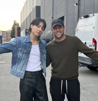 thvxhearts's tweet photo. @koo4e7er @Young43waji3 Focus on Jungkook's relationship with Scooter https://t.co/CXwWQJMHIu