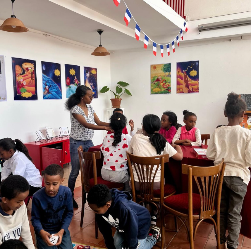 AFAsmara's tweet photo. C'est l'été à l'AFA ! Tous les samedis, les enfants de l'AFA peuvent venir jouer en français avec Lydia, leur animatrice ! https://t.co/zu06mvwmcu