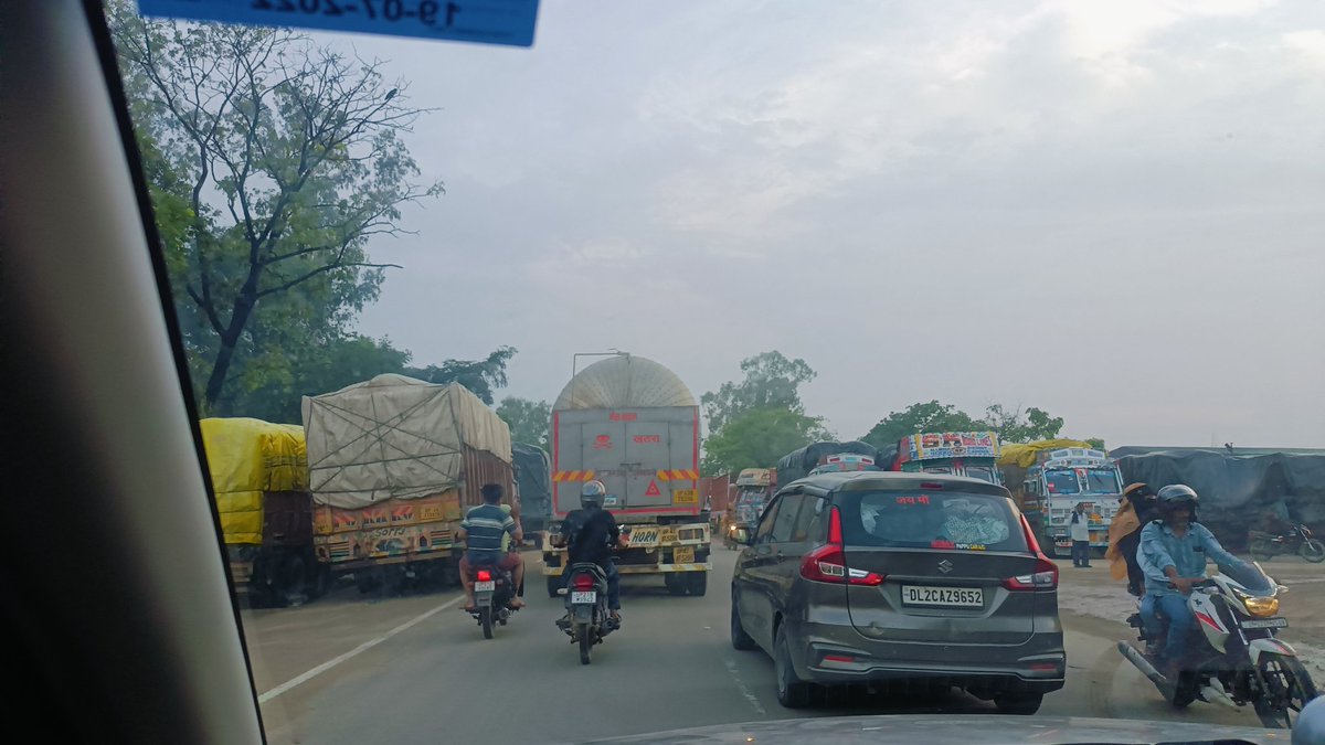 imsalman_25's tweet photo. Rana sugar mill velwara Dungarpur tanda road par par ye track ho khade rehte hain kiya traffic police esko janti hai ??
@uptrafficpolice @moradabadpolice @DMMoradabad @moradabadpolice https://t.co/URilOYtXmj