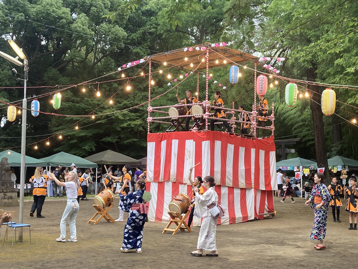 gone_jogging's tweet photo. シャワー盆踊り

今日明日は町内会の盆踊り
ことしは会場づくりのお手伝い

夕方、始まる直前に雷を伴って激しい降りとなった
雨脚が弱まって無事始まったのだが
１時間もしないうちにまた雨が強くなり

全身びしょびしょ状態でしっかり踊ってきた

＜全体はブログで＞
https://t.co/dtPvx3qwHX https://t.co/xRg6ikOFAz