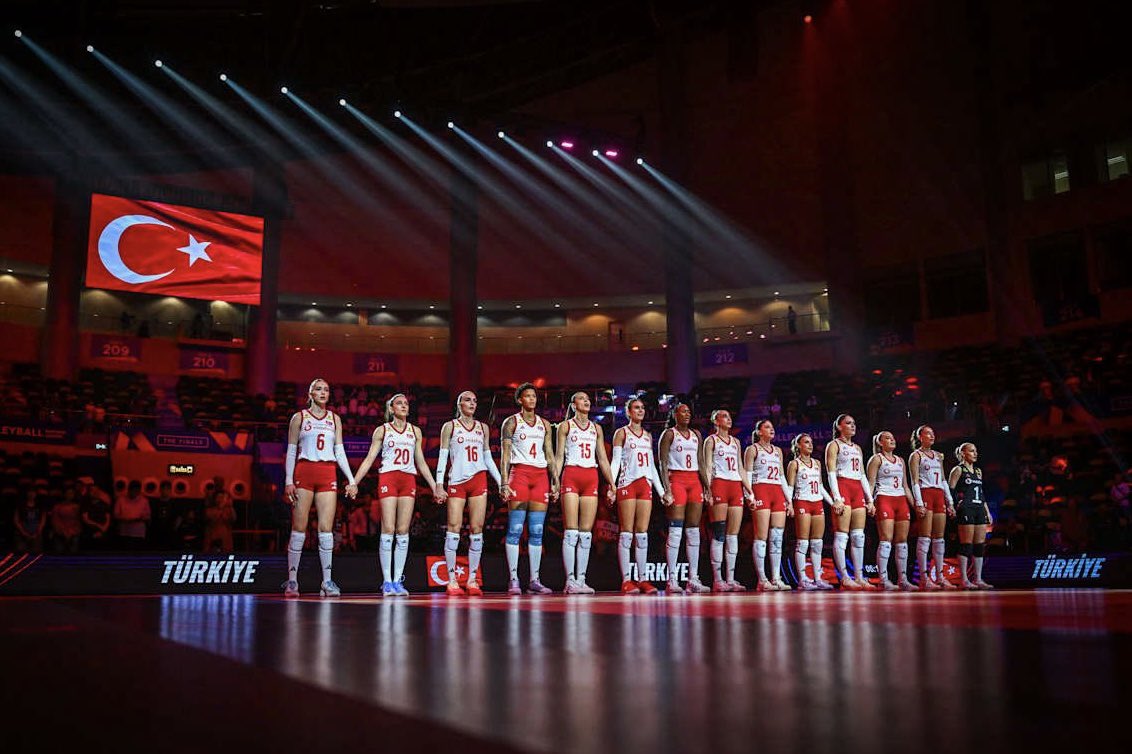 mkkaymak's tweet photo. TÜRKİYE YİNE TARİH YAZIYOR!
FİLENİN SULTANLARI FİNALDE👏👏👏

🏐 A Milli Kadın Voleybol Takımımız, Voleybol Milletler Ligi yarı final karşılaşmasında Çin’i 3-0 mağlup ederek finale yükseldi.
Tebrikler #FileninSultanları 
Yolun Sonu Şampiyonluk olsun 🇹🇷🏆 https://t.co/6tPbyFJ3c0