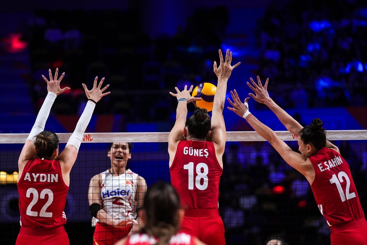 FenerliYazan's tweet photo. 🇹🇷A Milli Kadın Voleybol Takımı, 2026 FIVB Milletler Ligi (VNL) yarı finalinde ev sahibi Çin'i 3-0 yendi ve finale yükseldi.

Filenin Sultanları, finalde Brezilya ile 26 Temmuz Pazar günü TSİ 14.30'da karşılaşacak.

Tebrikler Filenin Sultanları 👏🏻👏🏻👏🏻 https://t.co/dcoDZfyxIz