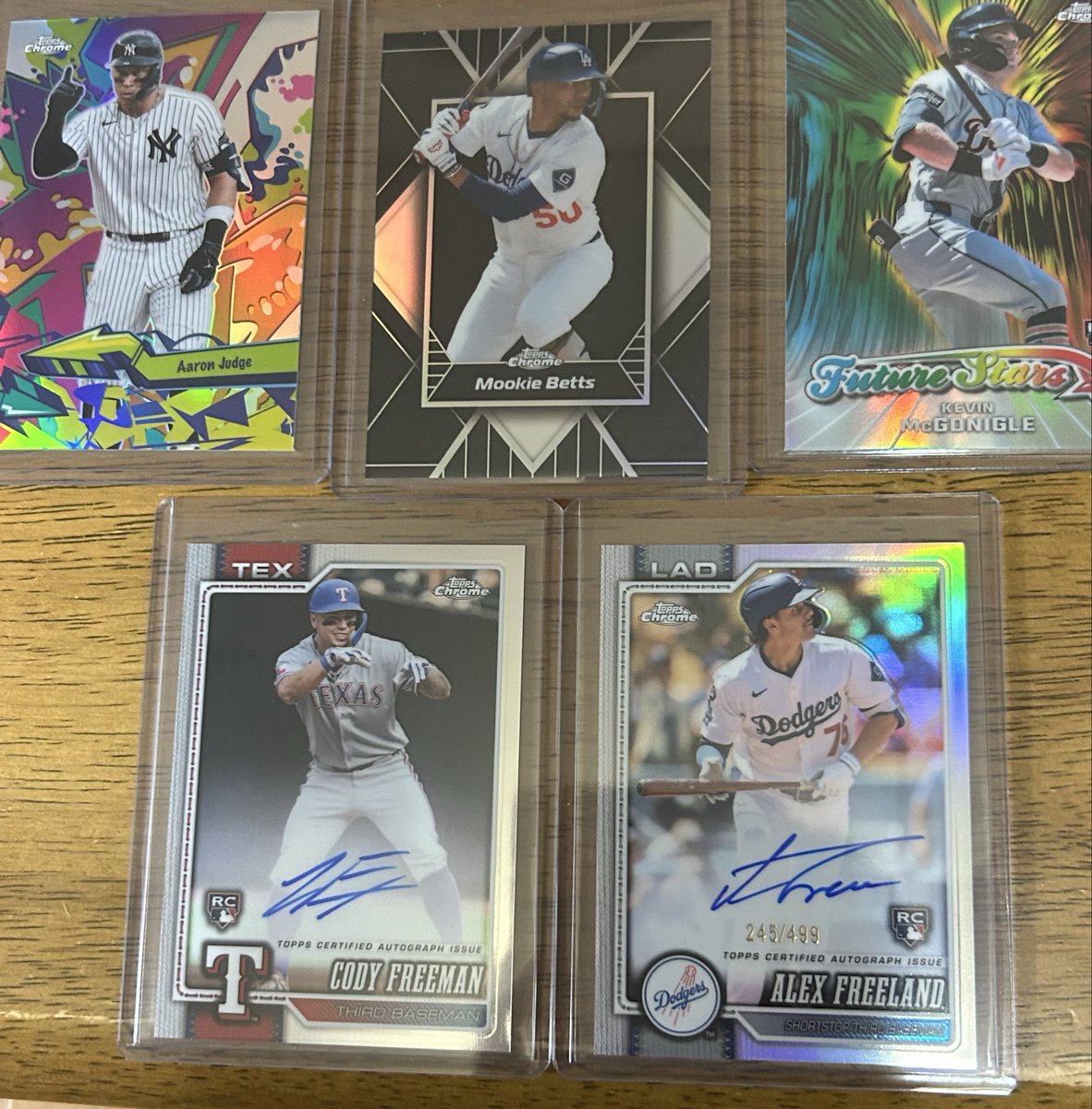 coco20073's tweet photo. 店長さん（@BROTHERS_KAZU ）の所で
MLB 2026 TOPPS CHROME JUMBO BASEBALL BOXを買いました😊
スキーンズいっぱい当たり🎯ました。
AUTOは、フリーマンとフリーランドでした。
大満足の開封でした。 https://t.co/m725dQnqoA
