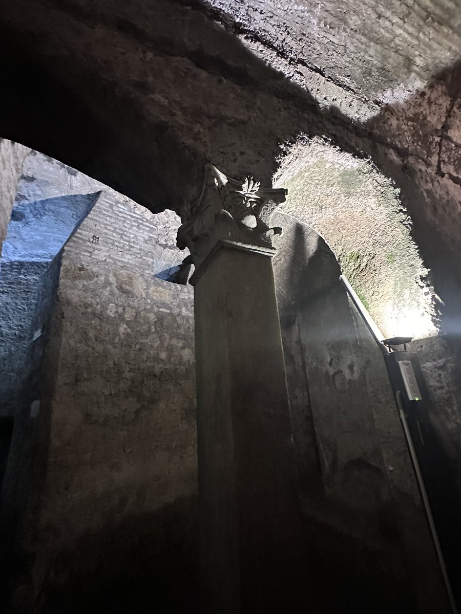 palais_au's tweet photo. Et encore en dessous, les vestiges d’une maison de l’Empire romain, avec un mithraeum dédié à Mithra https://t.co/f6Z3tlDzaF