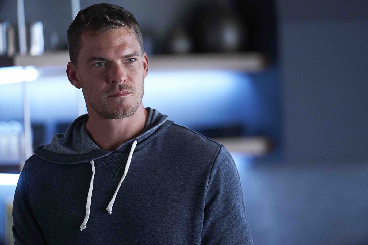 _DCCBRASIL's tweet photo. SOCORRO!

Alan Ritchson diz que originalmente fez teste para interpretar o Robin em TITÃS:

"Eu saí tão confiante de que consegui o papel que comprei um Tesla naquele dia... Eles ligaram e disseram algo como: 'Nós queremos você na série, mas como Hank [Hall).'" https://t.co/WaVxrhmg2y