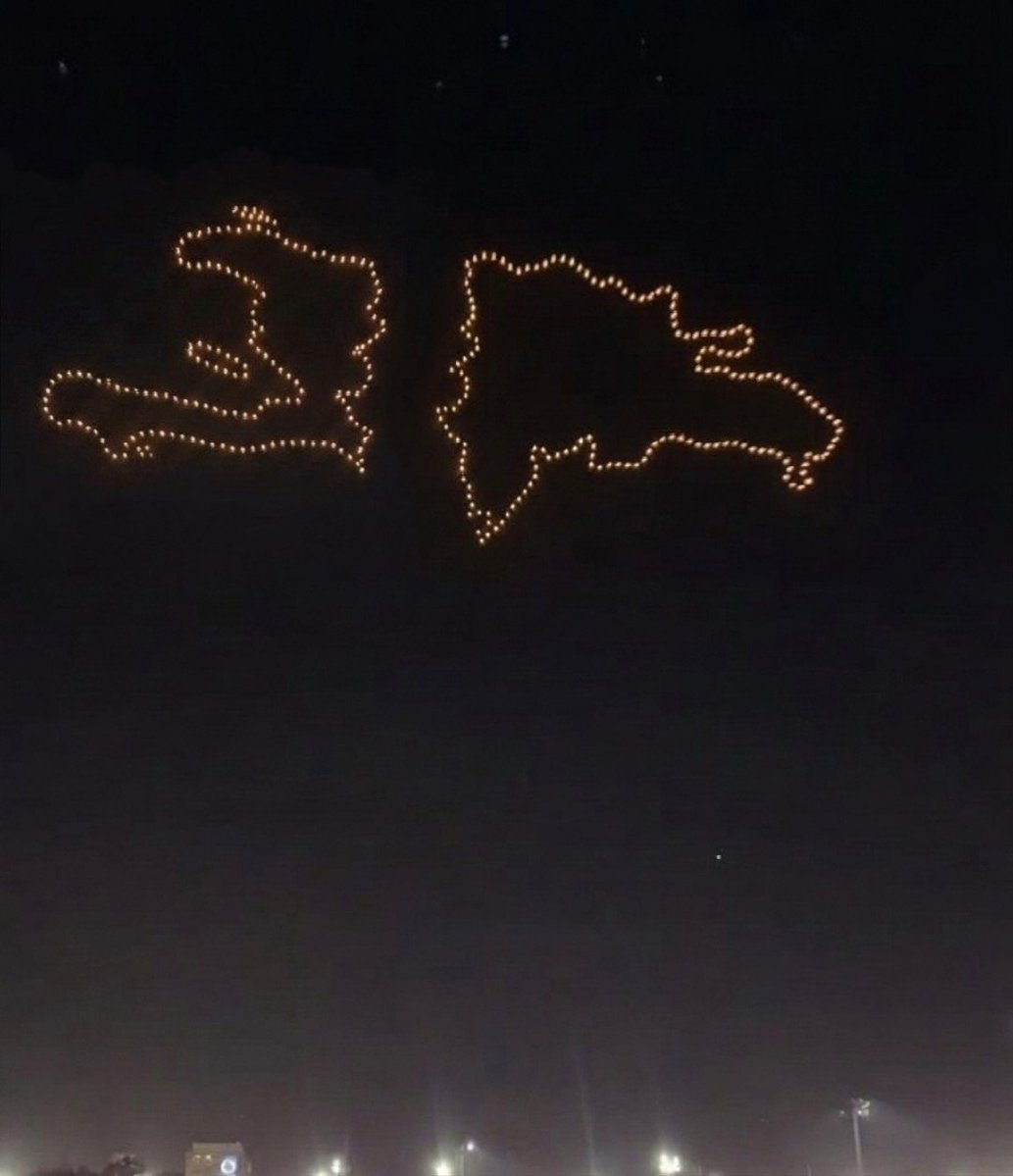 KeylinAcosta's tweet photo. Como algunos querían que pusieran a la República Dominicana y a Haití en el show de drones en la inauguración de los Juegos Centroamericanos y del Caribe. 🤣🤣🤣 https://t.co/jfmpW9ewWC