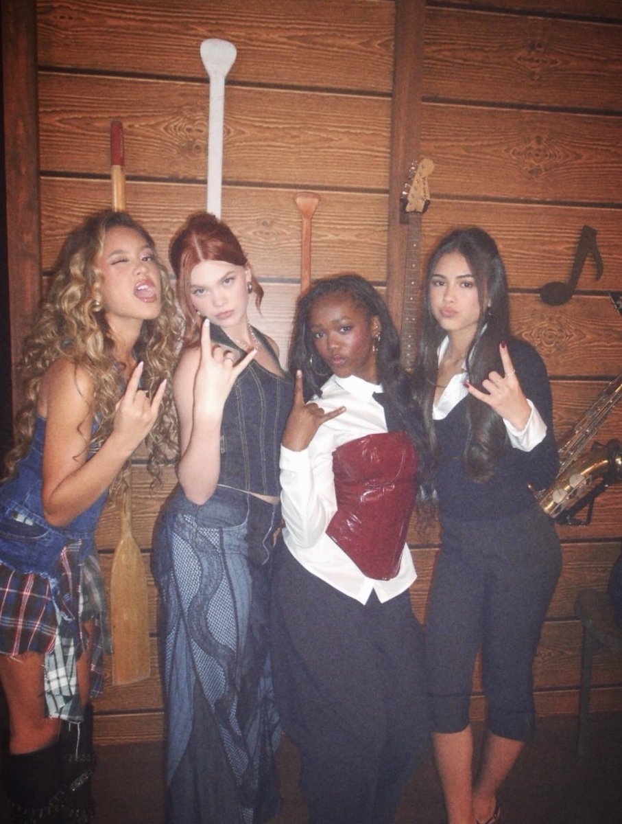 liamanisbr's tweet photo. 📸| NOVAS fotos da liamani com o elenco de CR3 recentemente via @/ iambrooklynnpitts no Instagram!!! 🩷🎸

#camprock3 estreia 14 de agosto no Disney plus. https://t.co/Q6pYQSLDjZ