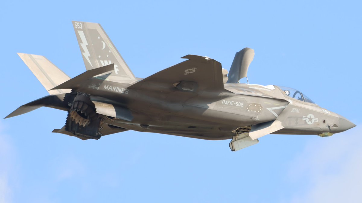 MWMattPhotos's tweet photo. What a monster of an engine to keep it in the air. 

#OSH26 https://t.co/KkHZ8t8Etq