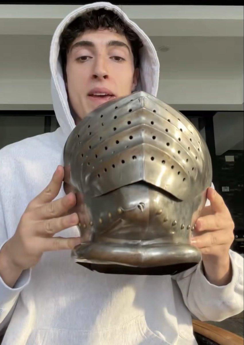 ElPecss's tweet photo. La HDSPTM de Roro presentando su casco y diciendo que no hace diferencia JAKSJAKAJAKAJAJAA #LaVeladaDelAñoVI #LaVelada6 https://t.co/qv2SabHlR0