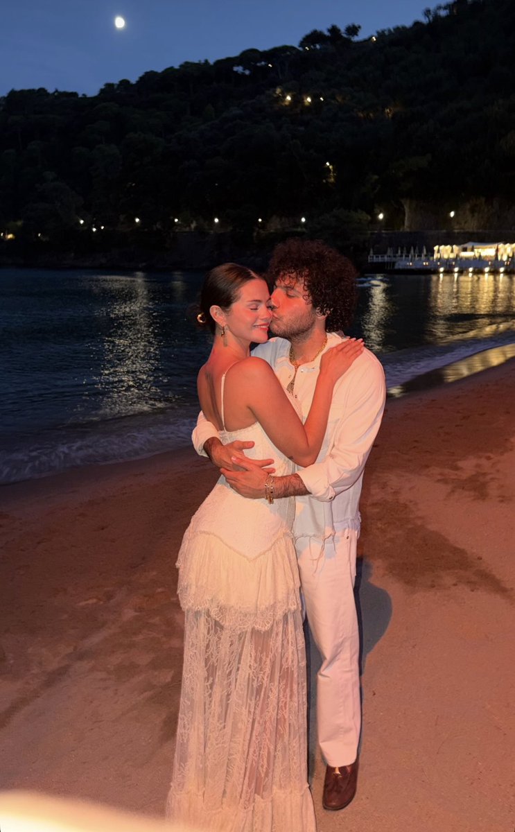 selenagit_'s tweet photo. In questa foto SELENA GOMEZ SI TROVA A PARAGGI, IN LIGURIA❤️🇮🇹

Non sappiamo a quando risalga questo scatto! https://t.co/vI9kRnbUvj