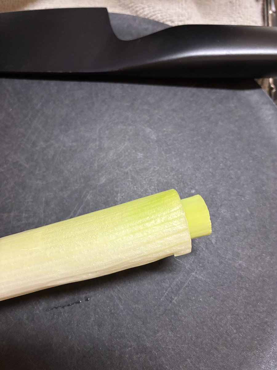 shirlry13's tweet photo. 何日か前に緑のとこだけ刻んで冷凍したんだけど
もしかしてこれって成長分？ https://t.co/iZfQGD6Xpi