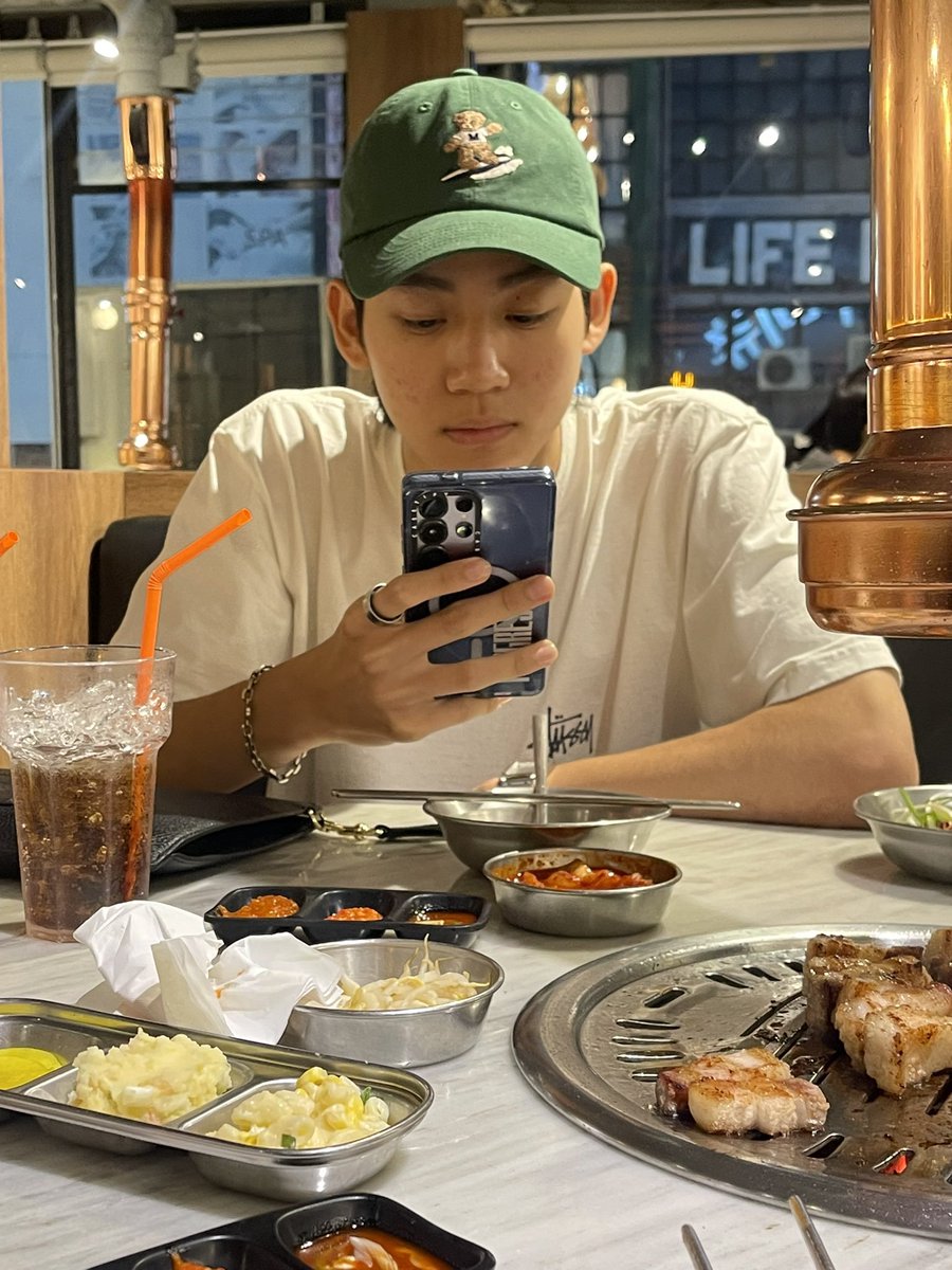 gin_gnrr's tweet photo. ดูกี่รอบก็ฟินล้านอะ คีบหมูให้ เอาโทรศัพท์เขามาเล่น พฤติกรรมนี้มัน 😌 https://t.co/F7KbxDhwJW