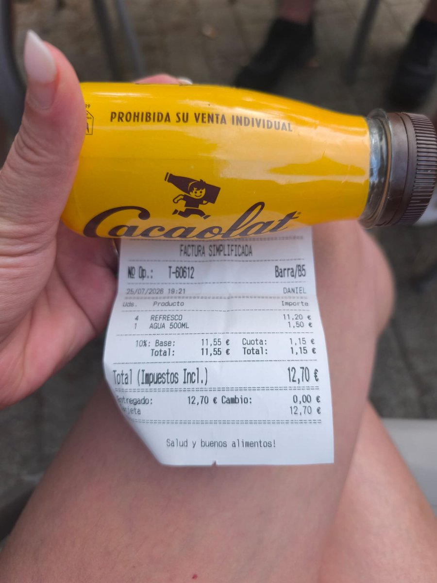 thegjv's tweet photo. Buenas! @Cacaolat en el bar restaurante Ágora de Ponferrada os dan una publicidad pésima. Vendiendo envases sin ingredientes, que no se pueden vender individualmente y cobrando 2,80€... Me da pena que algo de calidad acabe dando esta imagen 🥲 https://t.co/g2dXObYgVX