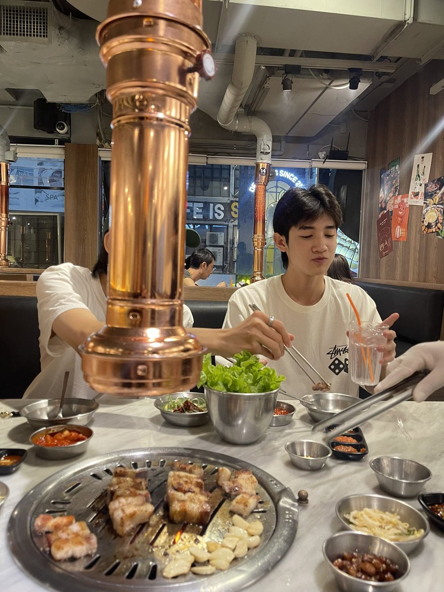 gin_gnrr's tweet photo. ดูกี่รอบก็ฟินล้านอะ คีบหมูให้ เอาโทรศัพท์เขามาเล่น พฤติกรรมนี้มัน 😌 https://t.co/F7KbxDhwJW