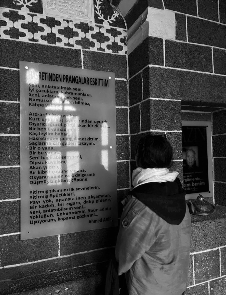 silangunn's tweet photo. Yitirmiş tılsımını ilk sevmelerin,
Yitirmiş öpücükleri,
Payı yok, apansız inen akşamdan,
Bir kadeh, bir cigara, dalıp gidene,
Seni anlatabilsem seni...
Yokluğun, Cehennemin öbür adıdır
Üşüyorum, kapama gözlerini... https://t.co/2NvZZbtcyP