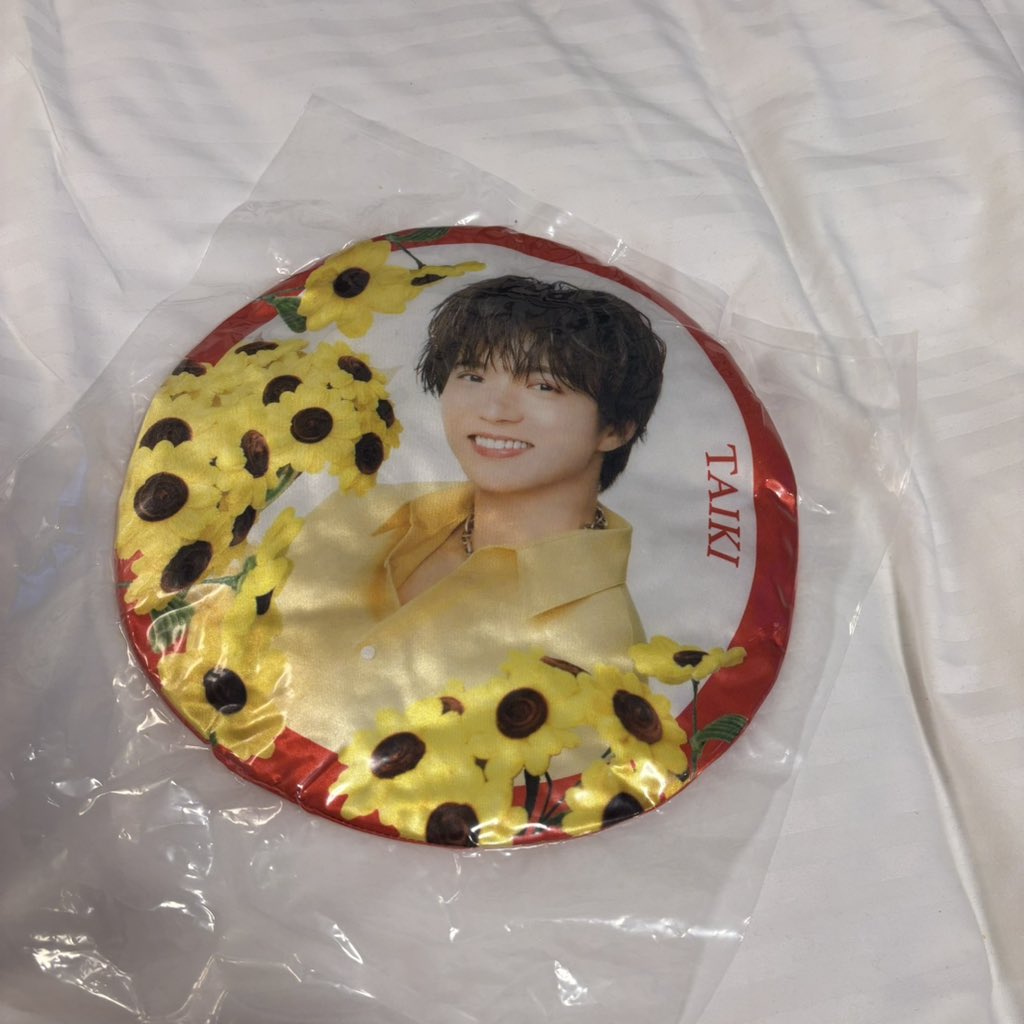 yusenastu's tweet photo. FANTASTICS LIVE TOUR 2026 SUNFLOWER ファンタ カプセル ガチャ 交換

【譲】
佐藤大樹 クッション

【求】
堀夏喜(缶バッジ)

1000円ガチャの缶バッジの方優先です。

明日(7/26)有明での交換希望

お気軽にお声掛けください。 https://t.co/O0Av1tKM2L