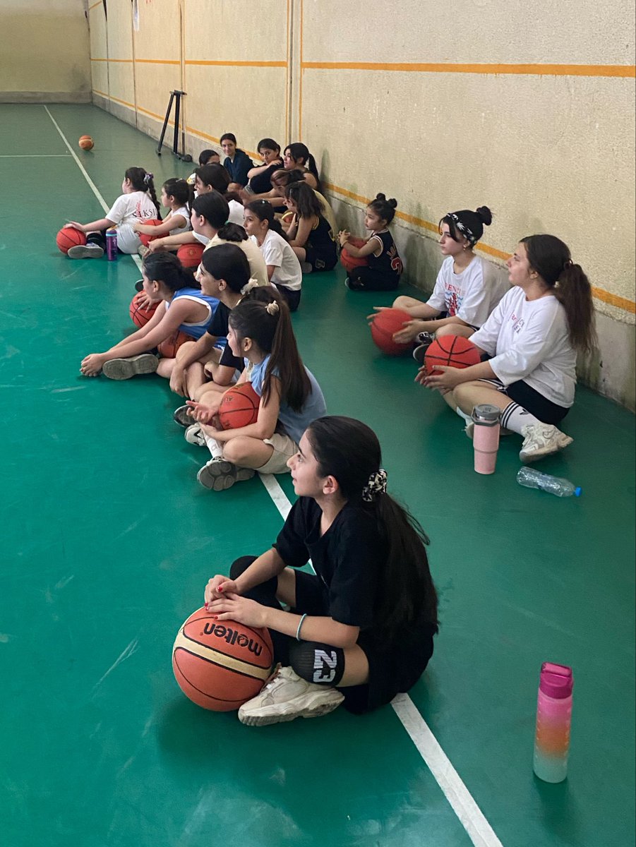 Mobina13b's tweet photo. مطمئنم شاگردام نمی‌دونن چقدر بهشون وابستم و چطوری قربون صدقه‌شون می‌رم هرروز https://t.co/AgRra9r2it