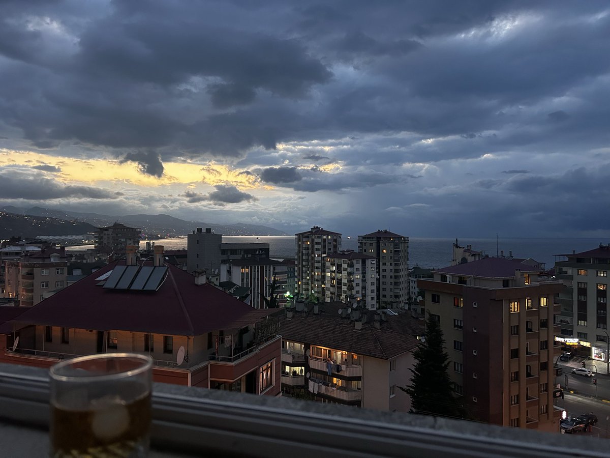 namrenamata's tweet photo. Bazen hayat işte tek başına geçmişi geleceği düşünerek geçer. #trabzon https://t.co/LSC2WISUNO