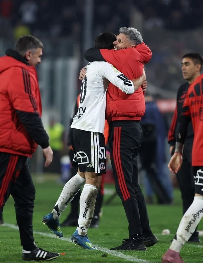 Hanti09's tweet photo. Ayer tras la expulsión de Wiemberg y el descuento de Limache, lo primero que hizo Ortiz fue mirar a la banca y llamar a 2 juveniles

Primero a Olguin de 18 años y mas adelante a Felipe Raipán de 16

Un entrenador que confía plenamente en sus jugadores y lo demuestra cada partido https://t.co/TzmQenCenr