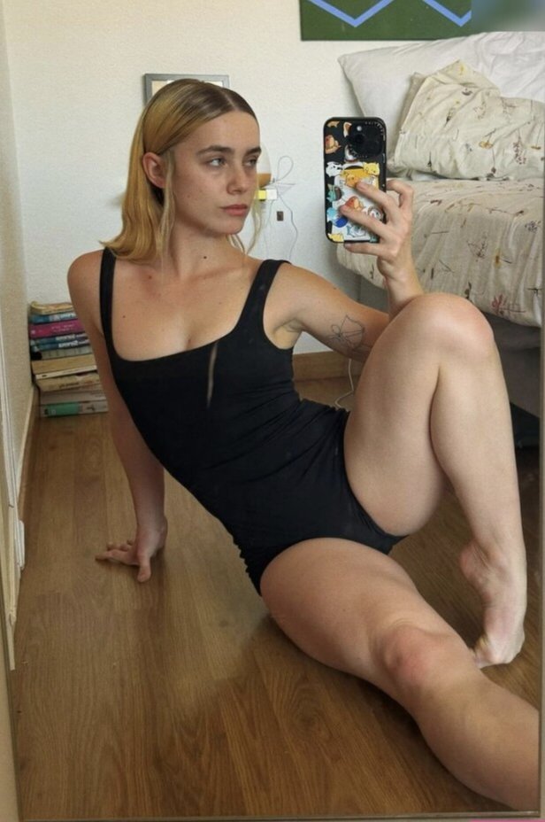 Tillu_MR360's tweet photo. Clara Galle is the kind of beauty that makes you stop scrolling. https://t.co/IPRajutmQA