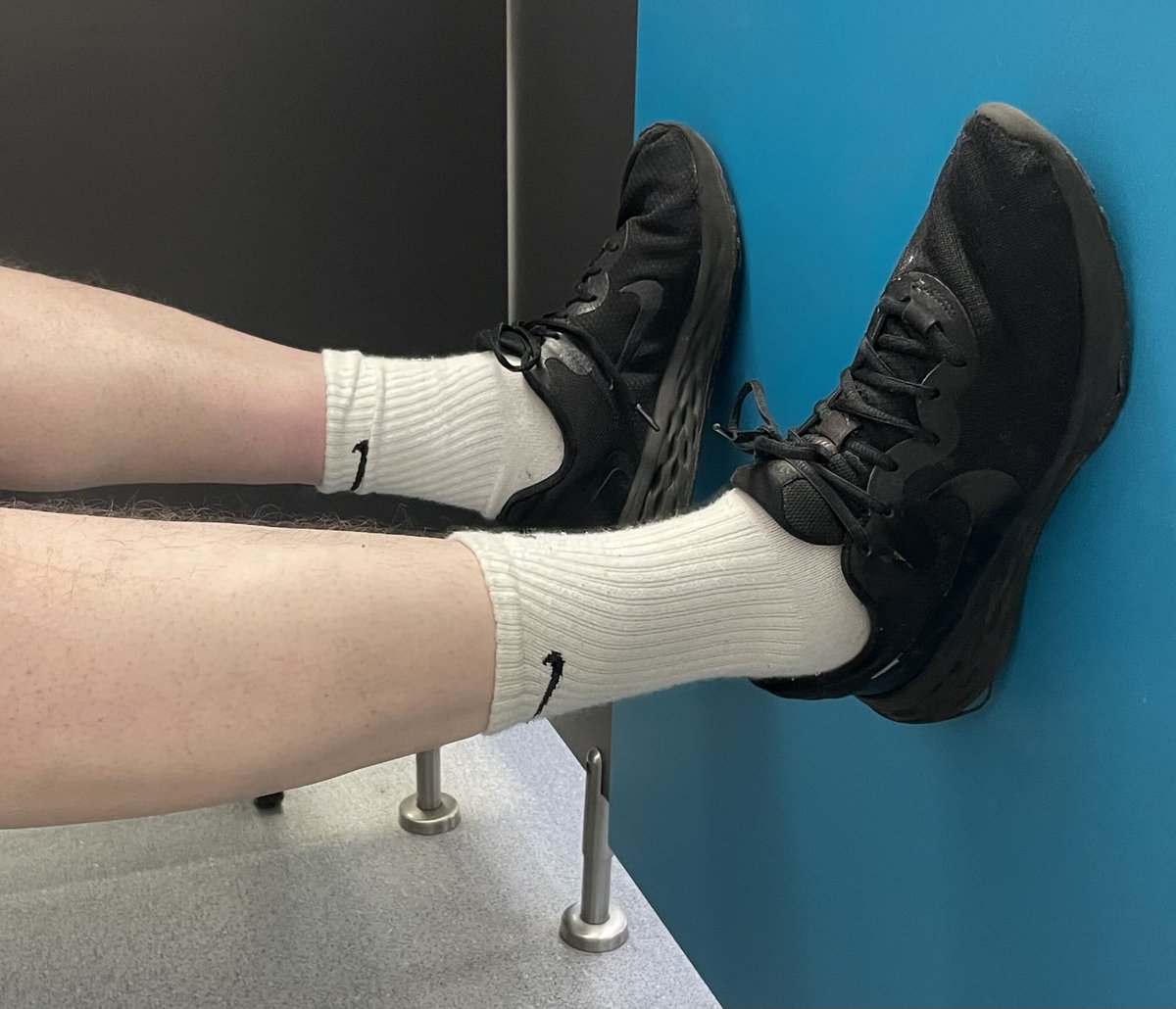 Britsocktrainer's tweet photo. Feet up against the door. Well deserved after a tough session in the gym. White Nike socks and black Nike trainers. Looking the business! 🥉🥉🥉🔥🔥🔥
#alpha-male
#trainers
#tough
#whitesocks
#masculine https://t.co/flj2wiEmwR