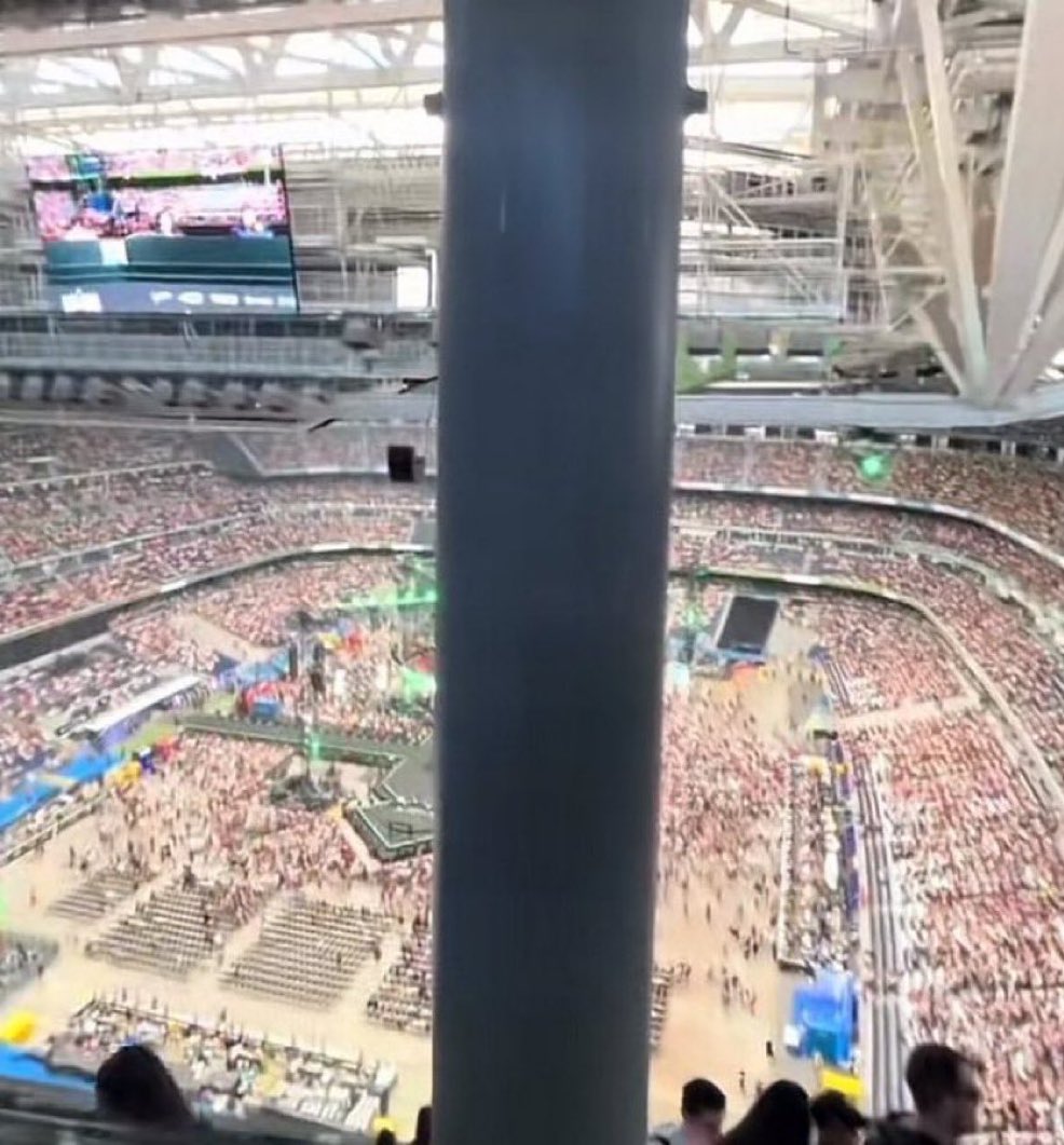 Jimbo666xL's tweet photo. Pues ya estamos por aquí
Que locura de ambiente hay https://t.co/vrW2xExBSQ