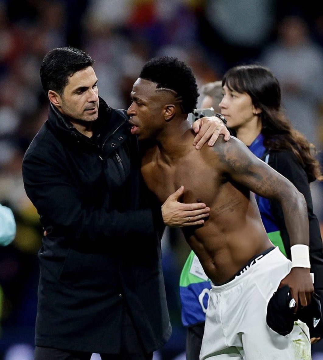 IDGoonerscom's tweet photo. Via @garyjacob (good source):

Arsenal sedang menjajaki kemungkinan untuk merekrut Vinícius Júnior, yang kontraknya dengan Real Madrid akan memasuki tahun terakhir. Selain itu, ketertarikan Real Madrid pada pemain sayap Leipzig, Yan Diomande , dapat membuat mereka lebih terbuka untuk melepas Vinícius.

Real Madrid telah menyatakan kesediaan untuk menaikkan gaji bersih Vinícius dari £12,8 juta per tahun menjadi sekitar £17,1 juta per tahun, tetapi klub dan pemain tersebut masih jauh dari mencapai kesepakatan, karena penolakan Real Madrid untuk memenuhi permintaannya akan bonus penandatanganan yang besar.

Dan jika Arsenal ingin menyelesaikan kesepakatan tersebut, mereka perlu menjadikan Vinícius sebagai pemain dengan bayaran tertinggi di tim dengan selisih yang jelas, karena Bukayo Saka, yang saat ini merupakan pemain dengan bayaran tertinggi di Arsenal, menerima sekitar £300.000 per minggu, atau sekitar £15,6 juta per tahun sebelum pajak.