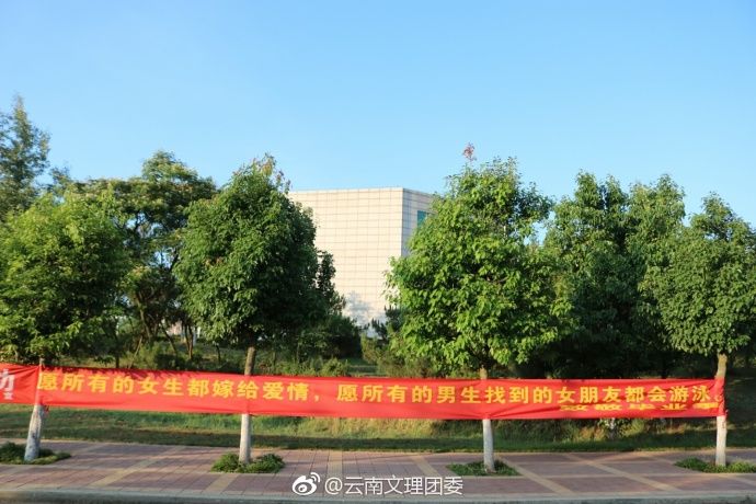 Abdo93746564's tweet photo. 毕业快乐啦！这四年的课堂笔记、操场晚风、深夜唠嗑，都是人生里闪着光的小确幸，要带着这份热乎劲儿，去赴下一场山海呀 https://t.co/m32lX6pagn