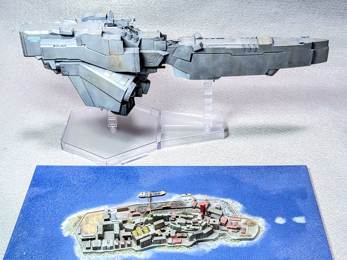 canyon0183's tweet photo. この写真の軍艦島とヒューベリオンは同じスケール。 https://t.co/4QDywq9Xz5