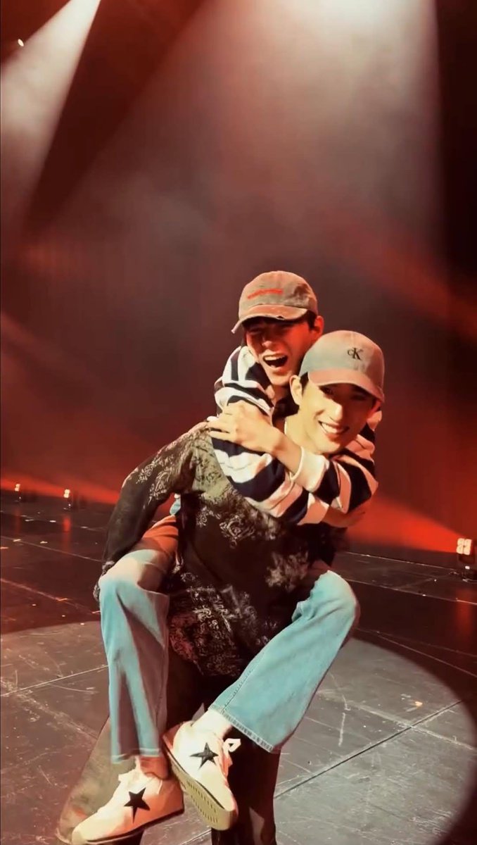 flywith55luv's tweet photo. Cuối cùng concert đầu tiên cũng kết thúc rồi, mong hai người đều vui vẻ và hạnh phúc nhé vì 2 người đã rất cố gắng và fan đều cảm nhận được điều đó. Ngủ ngon nhen🥹 

INTERTWINED BY FATE WITH AYLIO
#IntertwinedByFateToAyLio
#AylioxIntertwinedbyfate #Aylio https://t.co/47jSe9VLRu