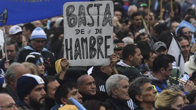 Erickreal's tweet photo. @TetoMendeleiev @RegioPiloto Jajajajaja tu dime moneda devaluada ayuno forzado presidente inestable no los quieren sus vecinos no los quieren europa tal vez y quisas el problema son ustedes ni copa ni malvinas ni comida https://t.co/ruwYt9pTYg