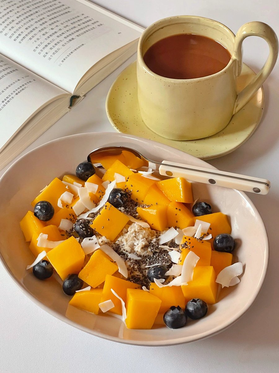 VlachovaLibuse's tweet photo. Yummy homemade oatmeal bowl with fresh berries and a drizzle of honey—perfect quick breakfast to start the day right! https://t.co/WRWOr33mrG