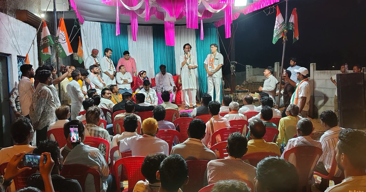 JVSinghINC's tweet photo. जनता के भरोसे और विश्वास का पंजा जीतेगा।

दतिया नगर के ऐतिहासिक लाला का ताल एवं बाल्मीकि मोहल्ला, वार्ड क्रमांक 32 में कांग्रेस प्रत्याशी कुंवर घनश्याम सिंह जी के समर्थन में नुक्कड़ सभा।

इस अवसर पर AICC सचिव, प्रदेश सह-प्रभारी एवं भरतपुर सांसद श्रीमती संजना जाटव जी, जौरा विधानसभा क्षेत्र के लोकप्रिय विधायक श्री पंकज उपाध्याय जी सहित कांग्रेस के वरिष्ठ नेताओं, पदाधिकारियों एवं कार्यकर्ताओं की गरिमामयी उपस्थिति रही।
@INCIndia @kharge
@RahulGandhi @priyankagandhi @OfficeOfDVS @Jairam_Ramesh @kcvenugopalmp @INCMP @Barmer_Harish @jitupatwari @UmangSinghar  @IYC @IYCMadhya @IncSanjanajatav